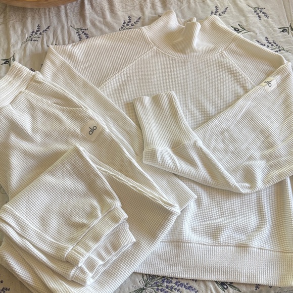 Alo Yoga Waffle Weekend Escape Mock Neck AND Jogger Knit Set in Ivory L - Picture 2 of 7